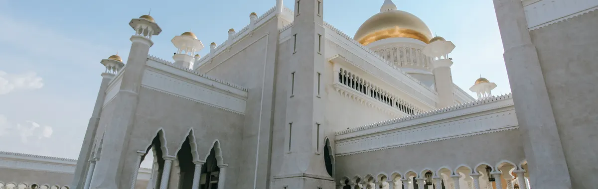 Exterior view of Omar Ali Saifuddien Mosque showcasing its stunning architecture in Bandar Seri Begawan, Brunei.