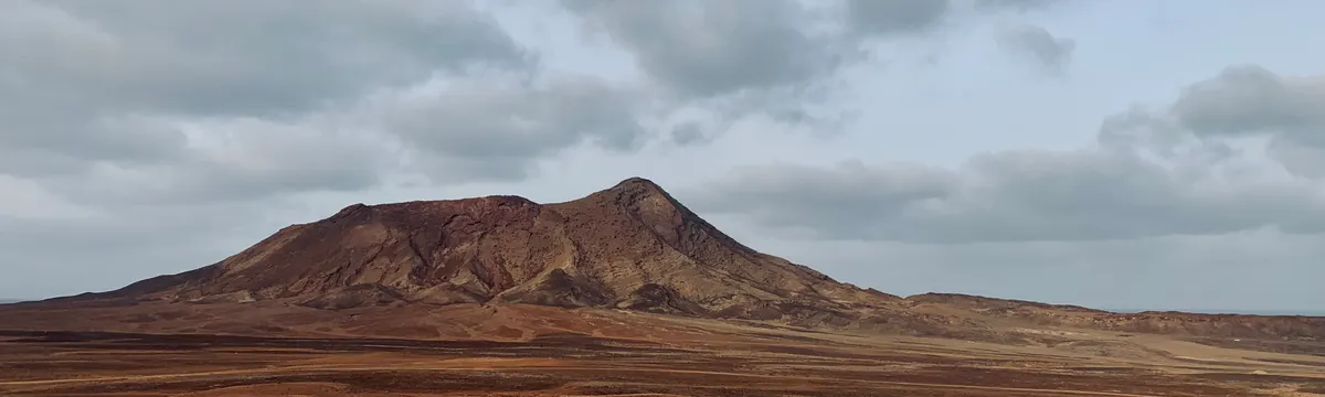 כף ורדה: Barren land with dramatic mountain under cloudy sky in Sal, Cape Verde.