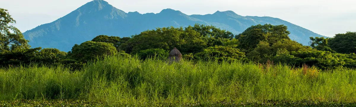 ניקרגואה: Lush greenery and tranquil waters with Mombacho Volcano in the background in Granada, Nicaragua.