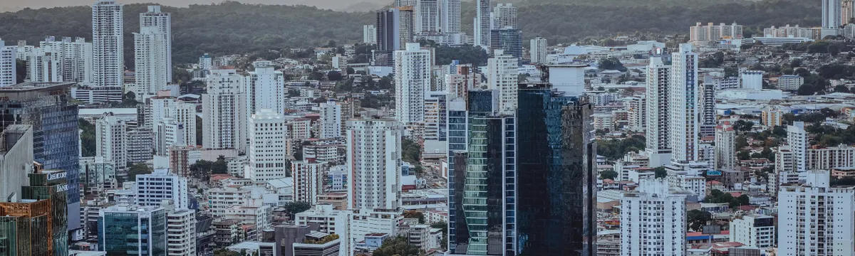 פנמה: Aerial view of Panama City's bustling skyline featuring modern skyscrapers and urban architecture.