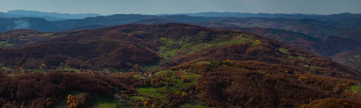 סרביה: A breathtaking aerial view of the serene hills and forested landscape near Belgrade, Serbia.