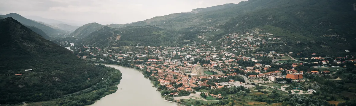גאורגיה: Explore a stunning aerial view of Mtskheta, where the Mtkvari and Aragvi rivers converge in Georgia's scenic landscape.