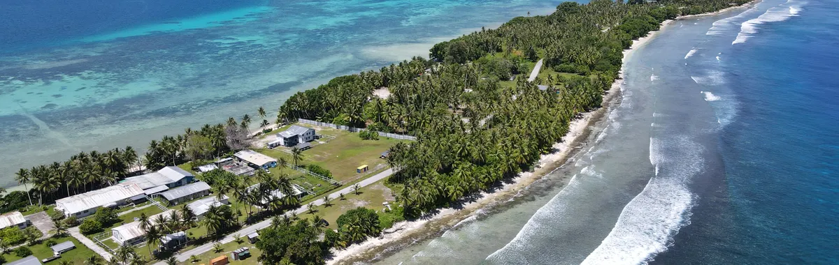 איי מרשל: Aerial view of the tropical coastline and crystal-clear ocean at Majuro Atoll, Marshall Islands.