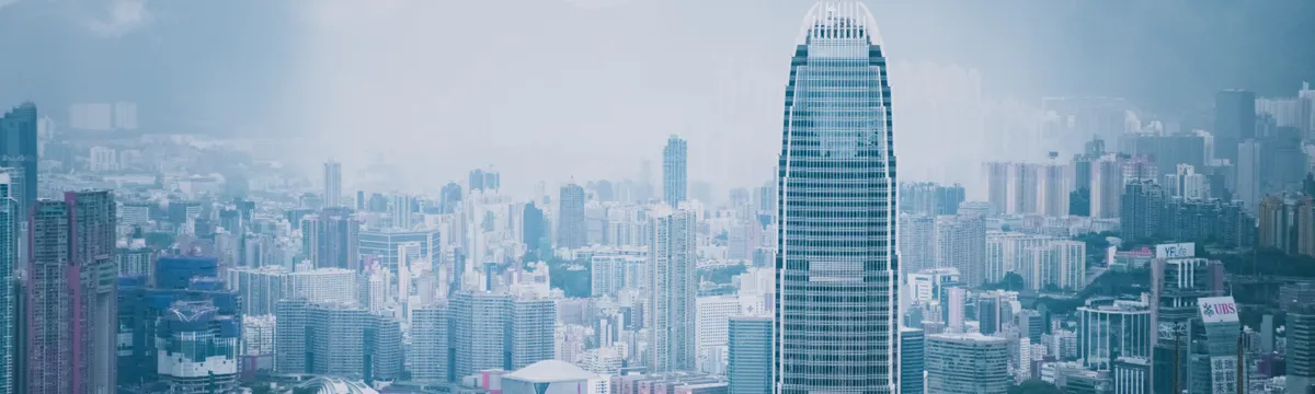 הונג קונג: Panoramic view of Hong Kong's modern skyline featuring iconic skyscrapers and urban architecture.