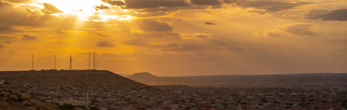 סומליה: Capture of a breathtaking sunset over the cityscape of Hargeisa, Somalia.