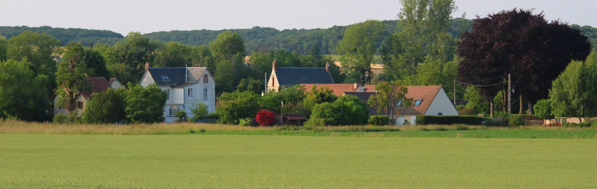 צרפת: Scenic view of a tranquil village surrounded by lush greenery in Bornel, France.