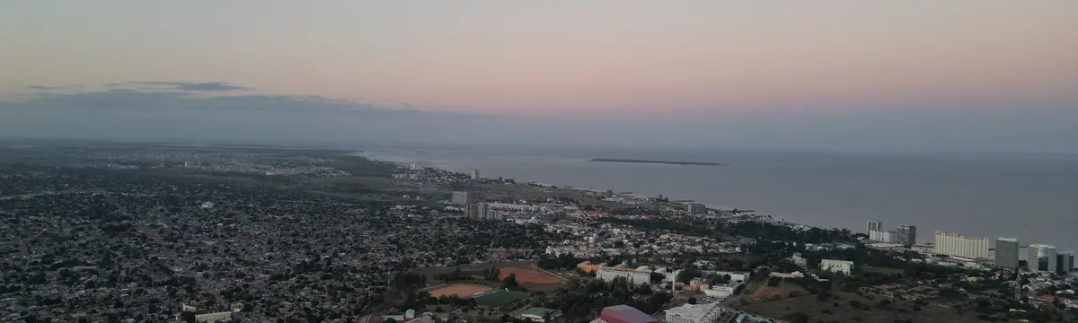 מוזמביק: Stunning aerial view of Maputo, Mozambique during twilight, showcasing the cityscape and coastline.