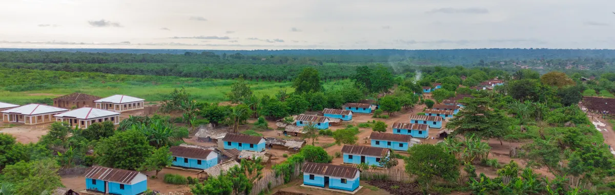 הרפובליקה הדמוקרטית של קונגו: Aerial shot capturing the rural village landscape in DR Congo's lush green environment.