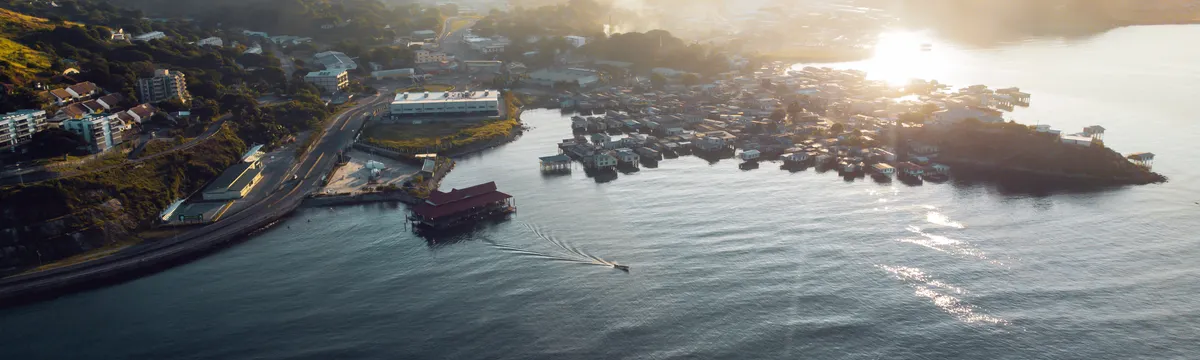 פפואה גינאה החדשה: A beautiful aerial view of Port Moresby at sunrise, showcasing coastal landscapes and urban areas.