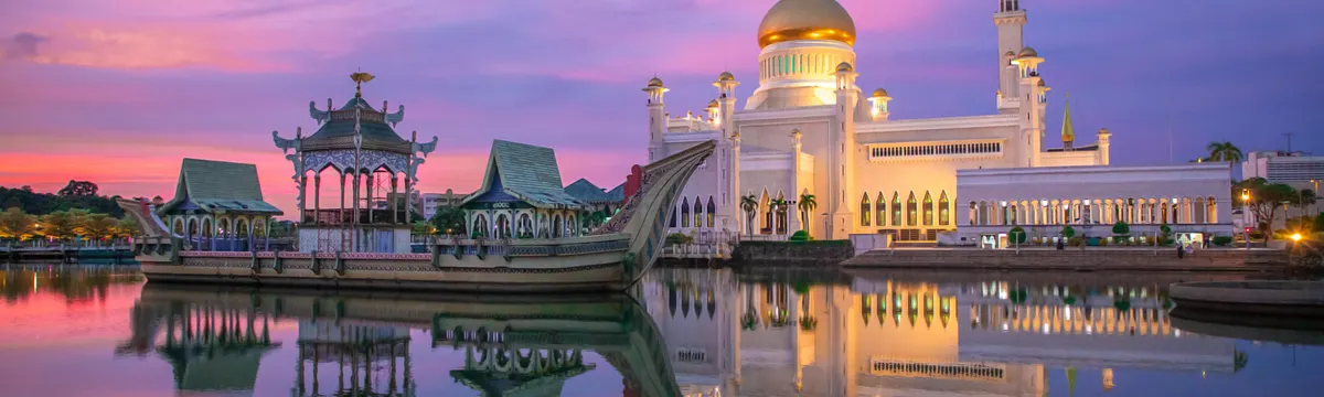 ברוניי: Stunning view of Sultan Omar Ali Saifuddin Mosque reflecting in the water at sunset in Brunei.