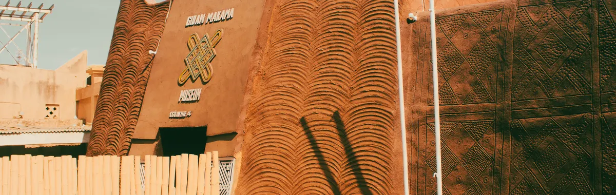 Capture of Sudano-Sahelian architectural style in Niamey, showcasing traditional mud-brick design.