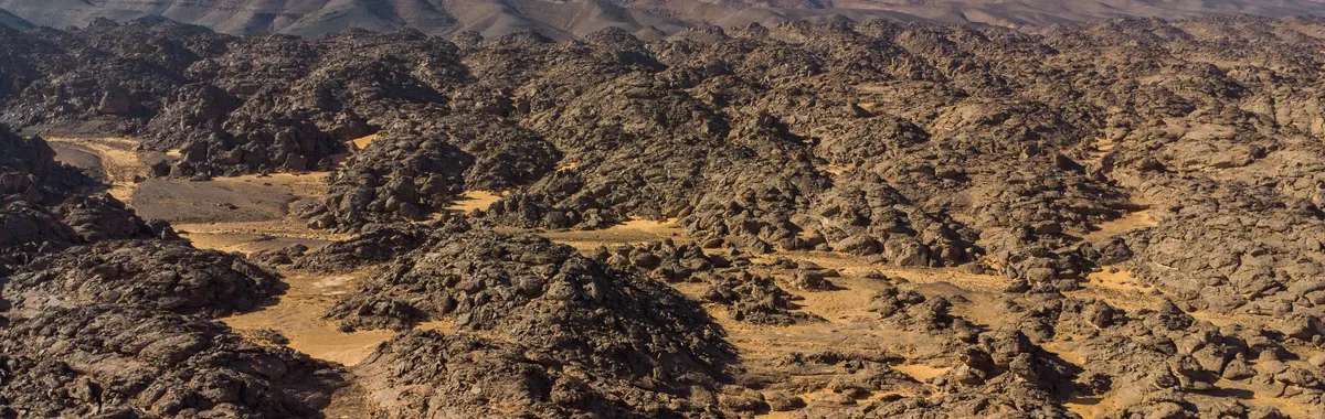 לוב: Explore the captivating terrain of Libya's Acacus Mountains with this stunning aerial desert landscape.