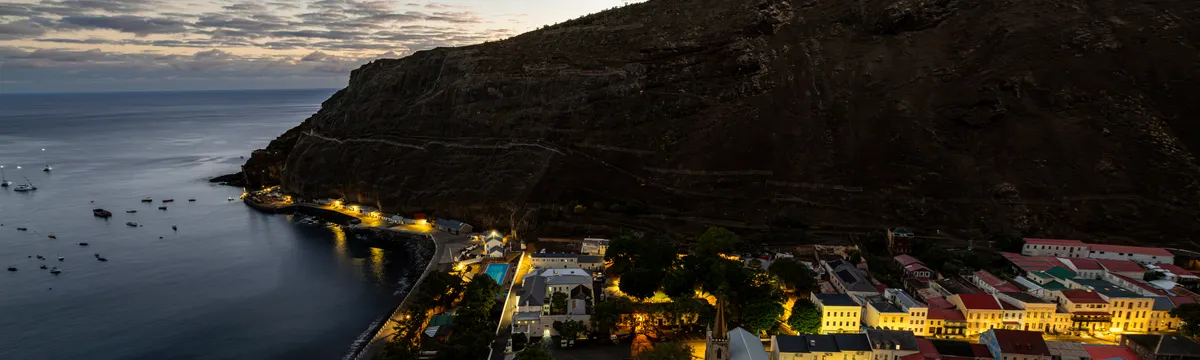 סנט הלנה: A breathtaking sunset view over Jamestown, Saint Helena, showcasing the town and harbor from above.