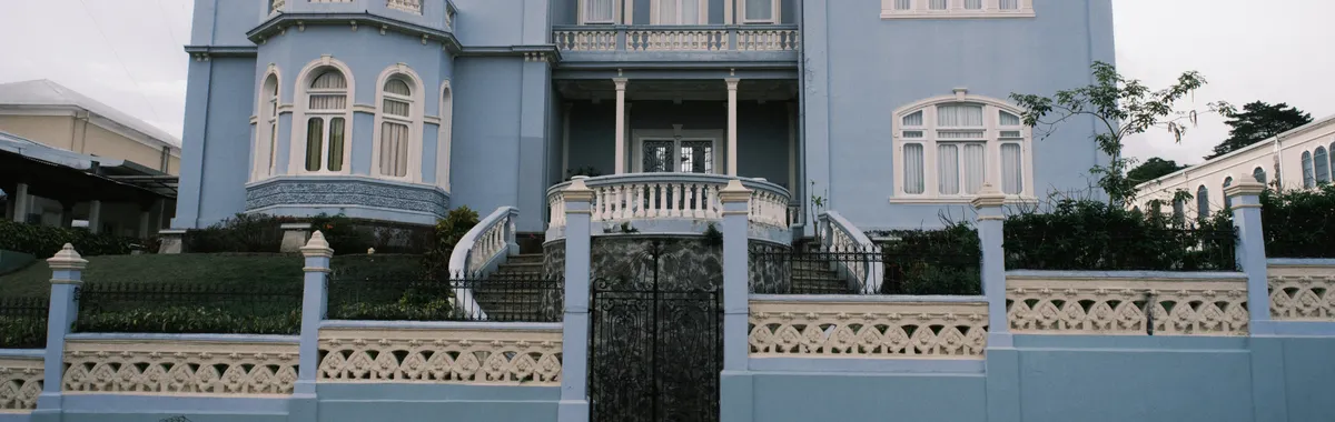 Grand blue colonial mansion in San José, Costa Rica, showcasing classic architecture.