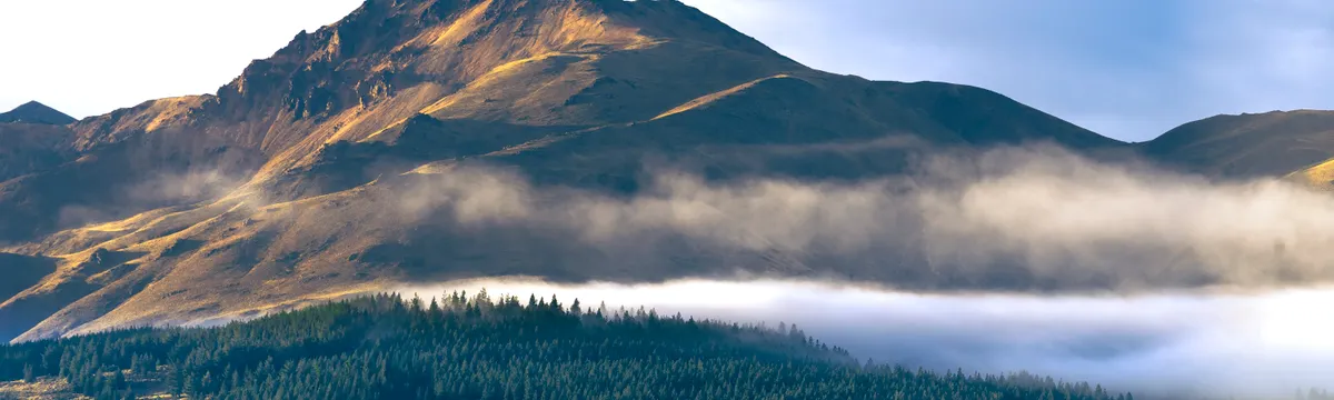 ארגנטינה: Scenic mountain landscape with fog and forests in Esquel, Chubut Province, Argentina.