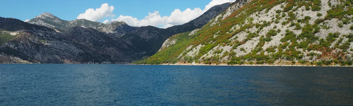 מונטנגרו: Beautiful landscape of the Bay of Kotor with mountains and blue skies in Montenegro.