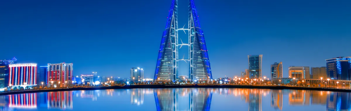 בחריין: Stunning night view of Bahrain World Trade Center with clear water reflections and modern skyline.