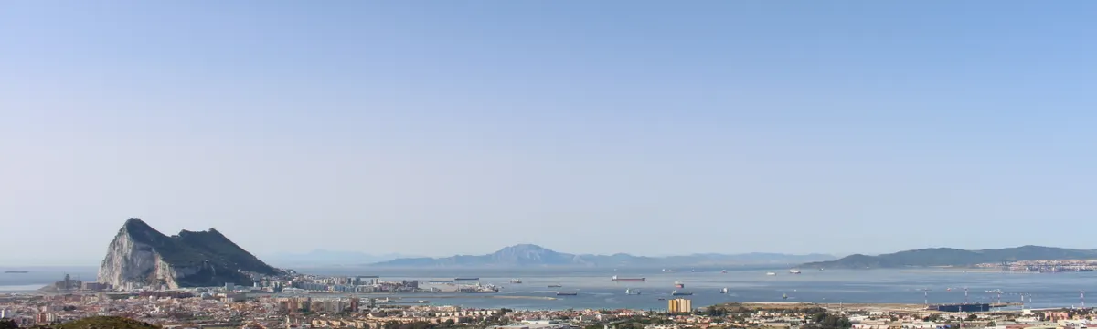 גיברלטר: Panoramic landscape of Gibraltar with Mediterranean Sea in clear daylight.